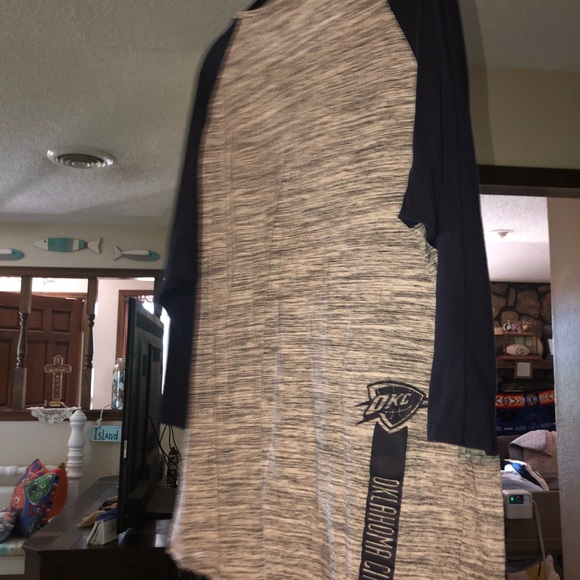 Official NBA OKlahoma City Thunder shirt - Picture 2 of 3